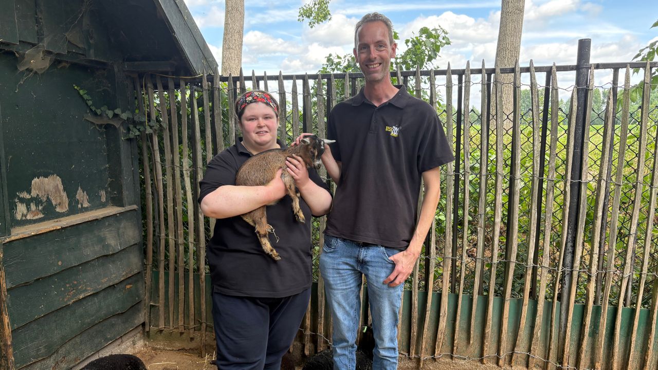 Nikki en begeleider Ronald in BestZOO (foto: Floor Foole).