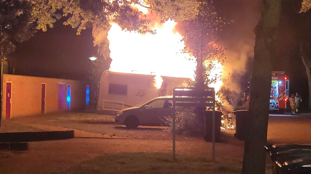 De camper in brand (foto: Frans van den Ouweland).