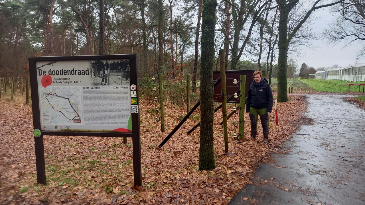 Maud bij de dodendraad tijdens een van de zoektochten naar een grenspaal. (privéfoto Maud en Sofie)