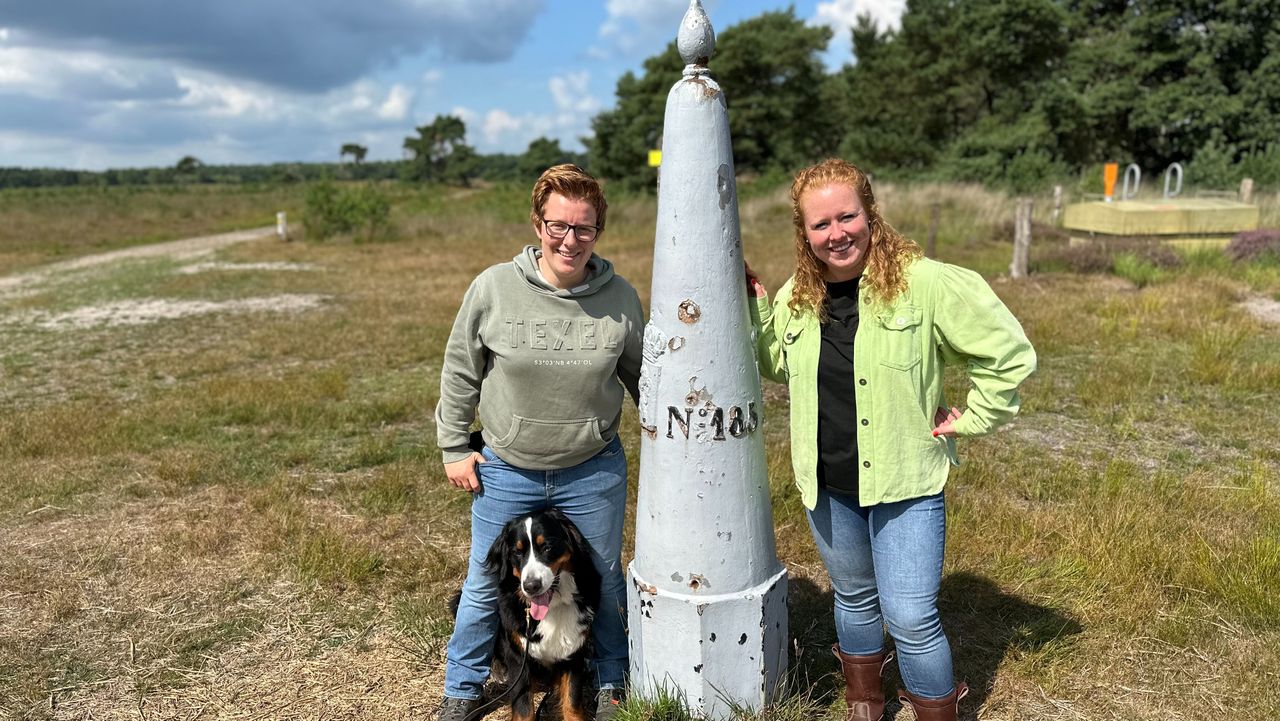 Maud en Sofie bij de grenspaal in Bergeijk (foto: Floortje Steigenga).