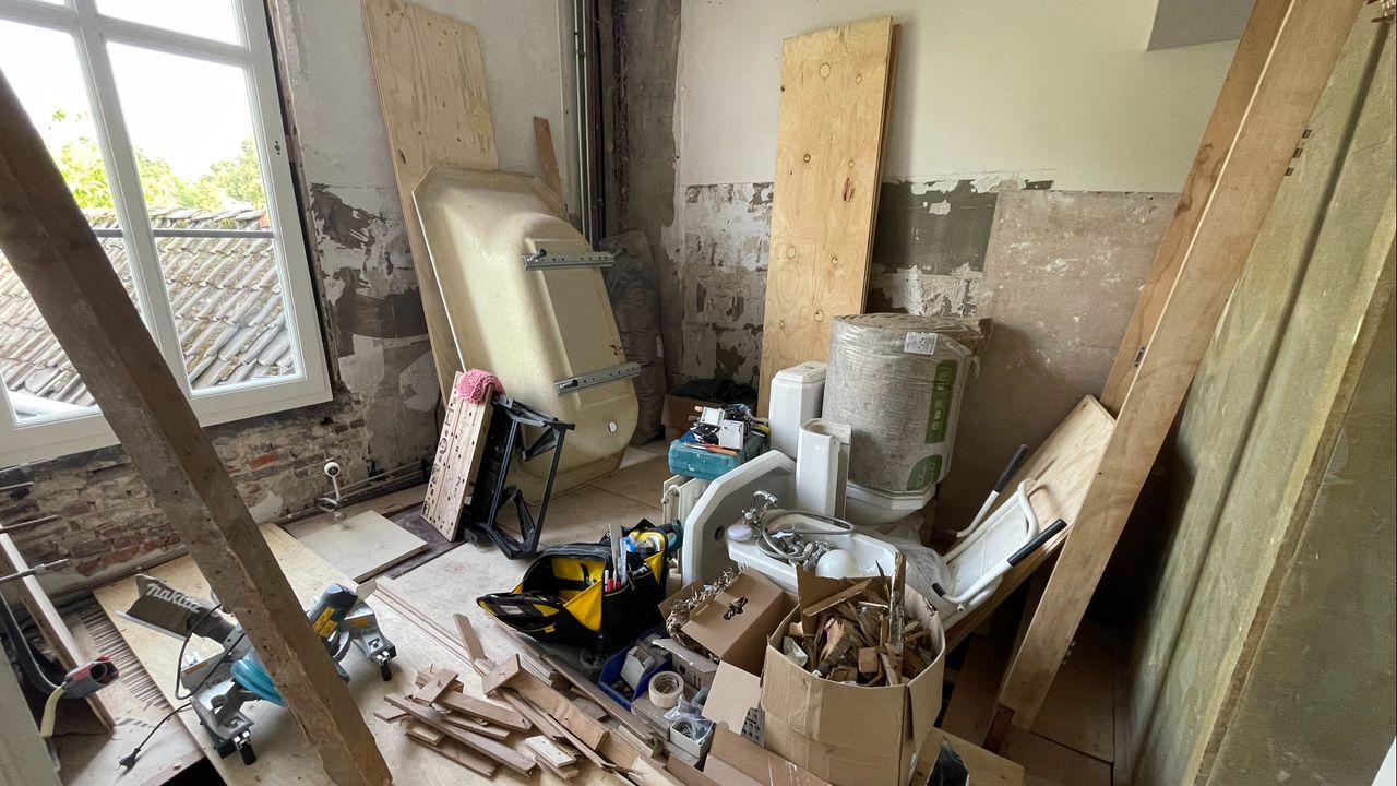 De badkamer is nog niet klaar voor een frisse plons in bad (foto: Raymond Merkx).