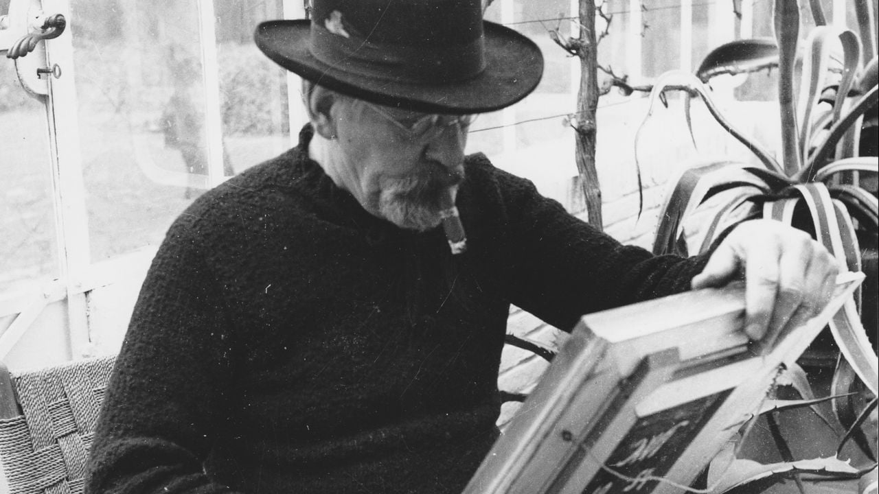 Dokter Hendrik Wiegersma met schilderij (Foto: collectie museum De Wieger)