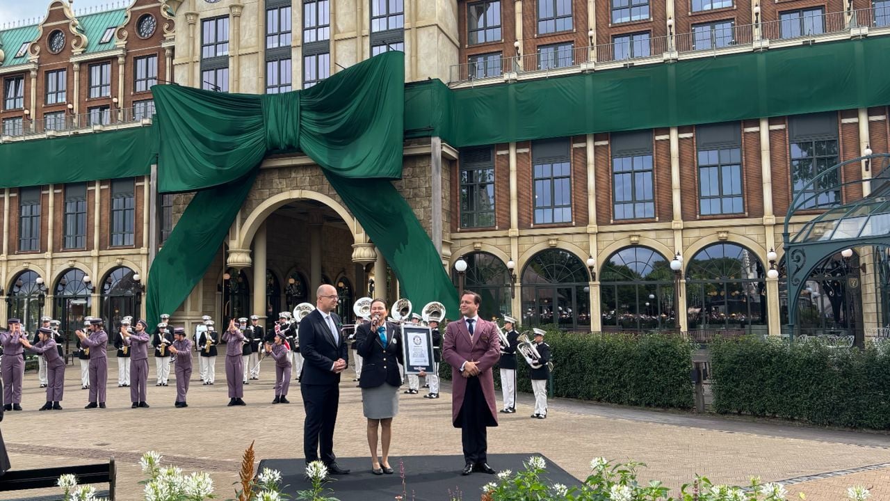 Het jurylid van het Guinness World Records overhandigt het nieuwe record aan de Efteling (foto: Omroep Brabant).