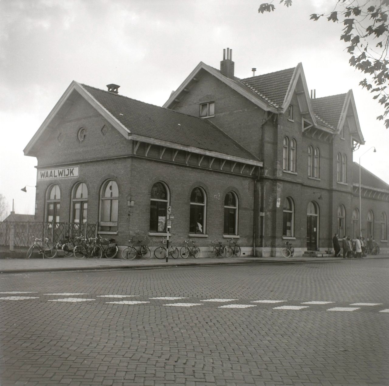 Station Waalwijk, gebouwd in 1885 en gesloopt in 1964 (foto: J. de Bont/Gemeentearchief Waalwijk).