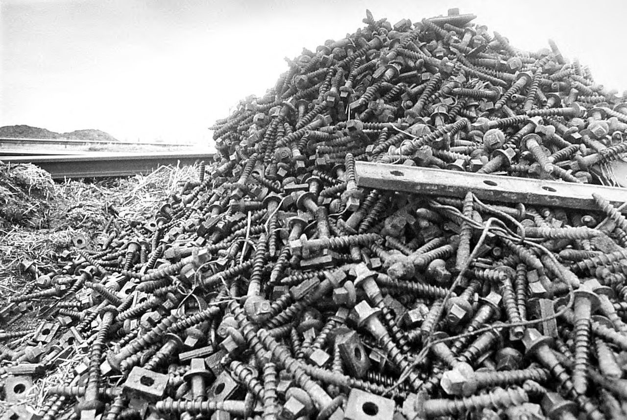 Een berg bouten van gesloopte delen van de Langstraat Spoorlijn in 1987 (foto: Streekarchief Langstraat Heusen Altena).