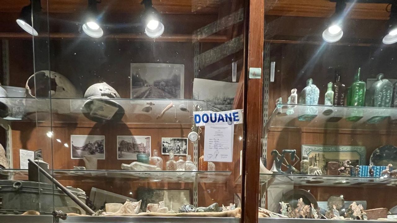 Op de vitrinekasten zijn door de douane stickers geplakt (foto: Jean-Paul de Vries).