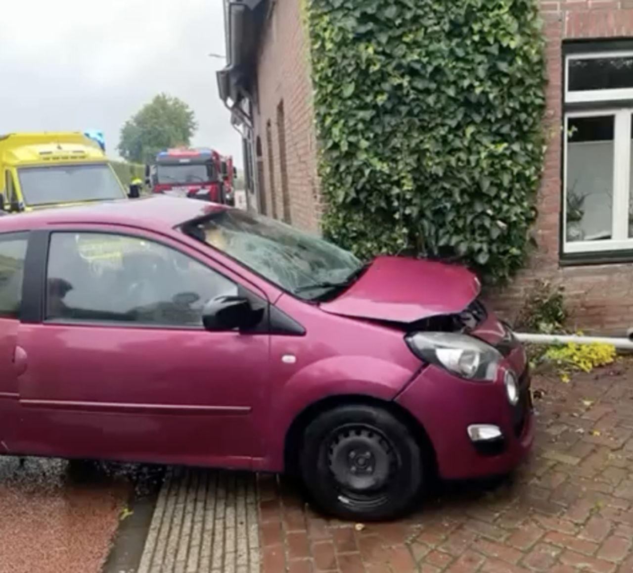 Dylano's auto na het ongeluk. (privéfoto Dylano).