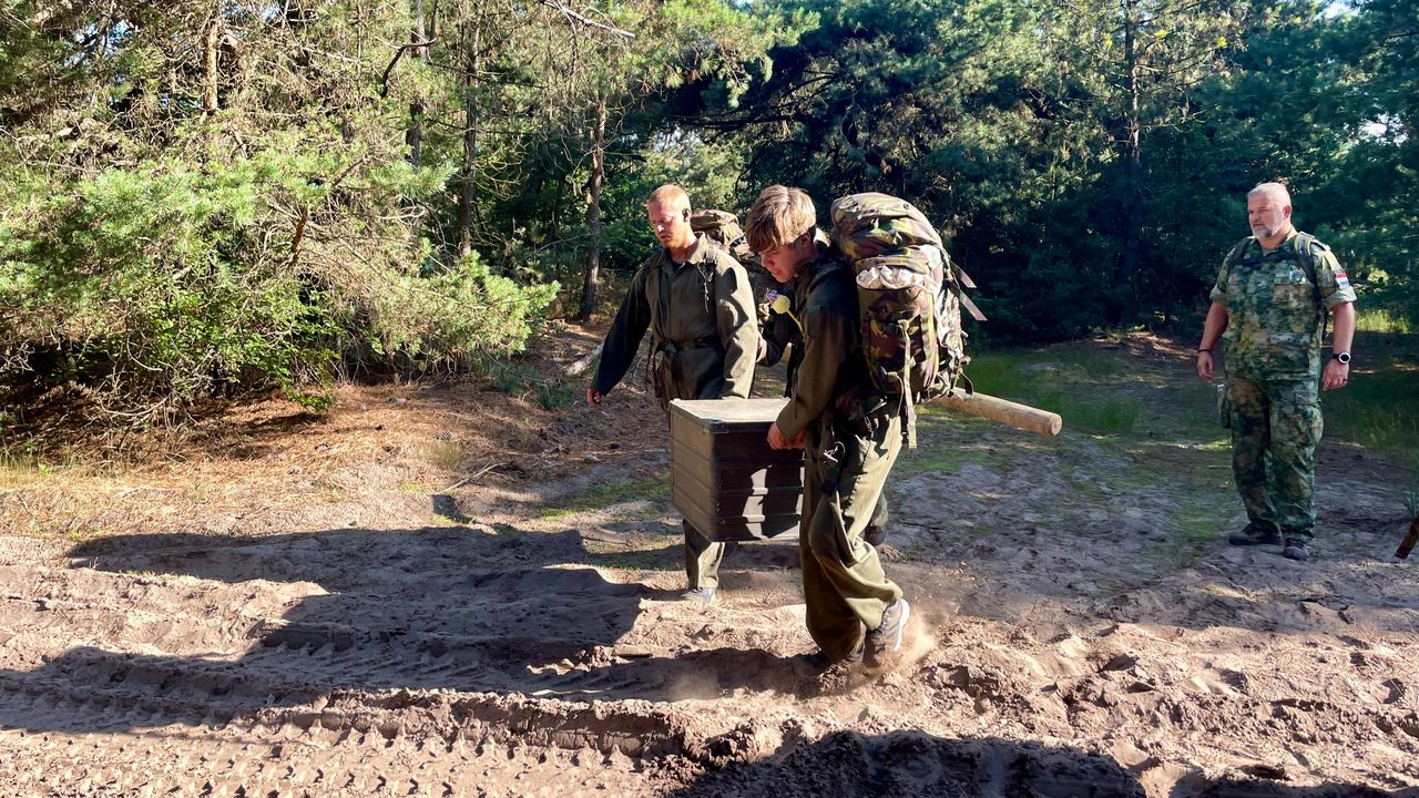 De deelnemers verslepen loodzware spullen over het terrein van de kazerne (foto: Raymond Merkx).