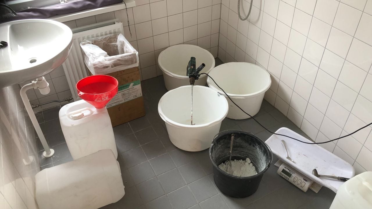 Een klein lab in een badkamer, opgezet bij een politietraining in 2023 (foto: Willem-Jan Joachems)