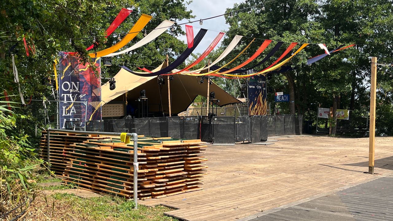 De verlaten feestlocatie van de roeivereniging.