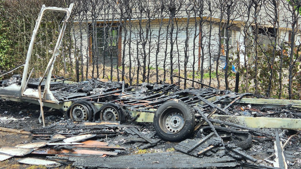 Van de caravan is niets meer over (foto: Collin Beijk).
