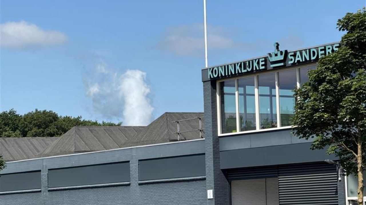 Er is witte rook te zien bij de parfumfabriek, dit is de CO2 die wordt afgevoerd (foto: Omroep Brabant).