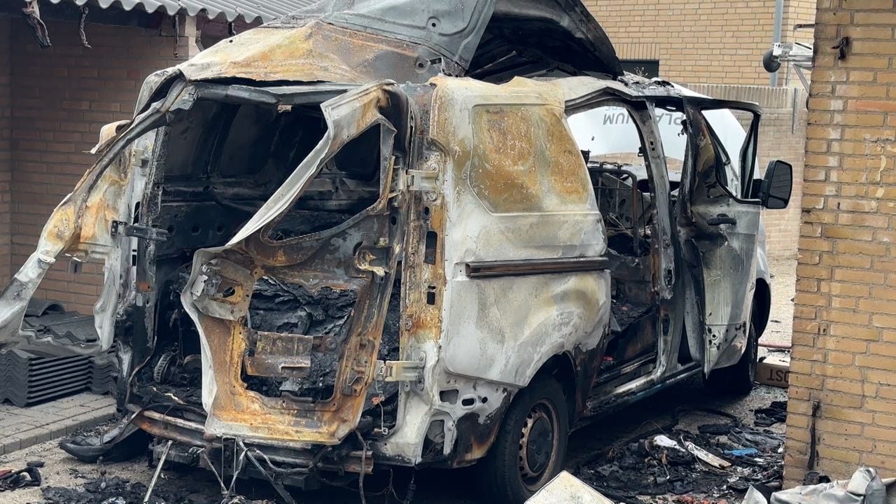 De bus is volledig verwoest (foto: Omroep Brabant).