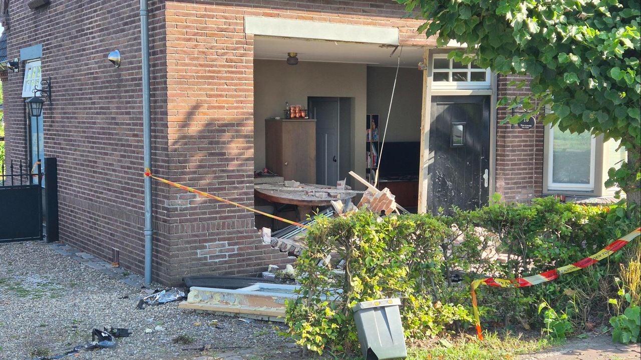 De ravage is dinsdagochtend groot (foto: Collin Beijk).