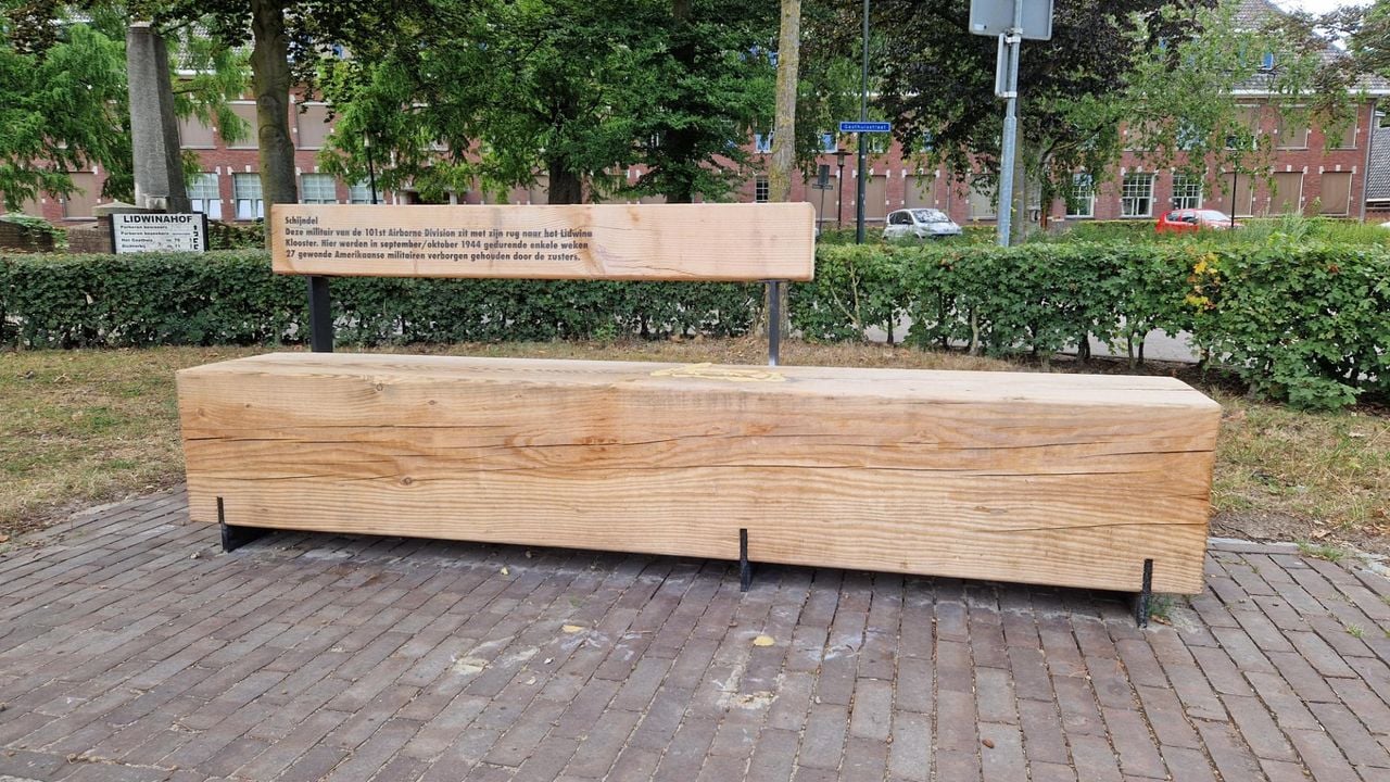 De soldaat van het bankje in Schijndel is weer weg (foto: Omroep Brabant).