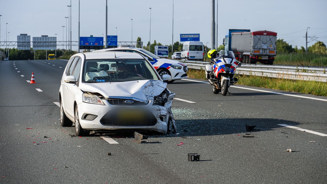 De auto midden op de snelweg (foto: Tom van der Put / Persbureau Heitink). 