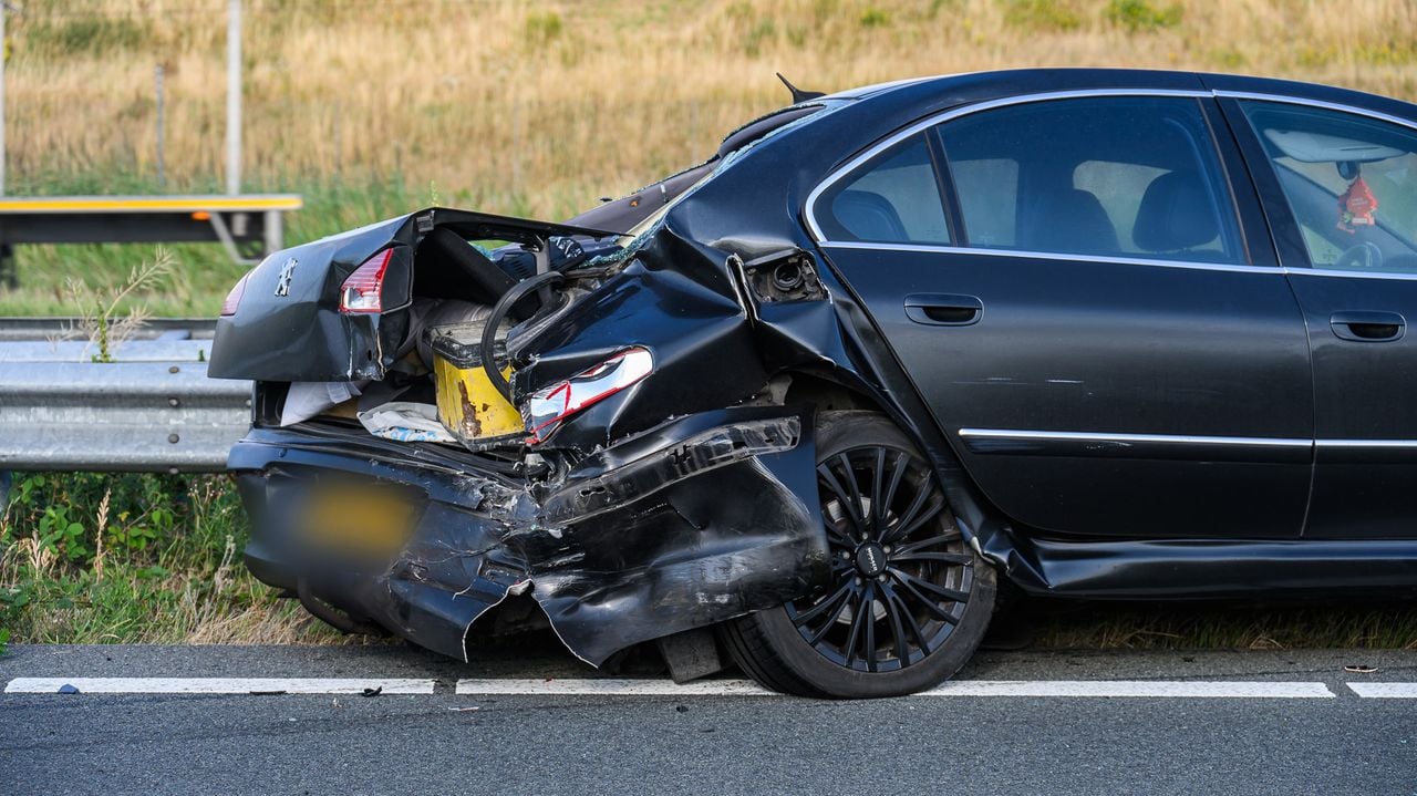 De auto tegen de vangrail (foto: Tom van der Put / Persbureau Heitink).