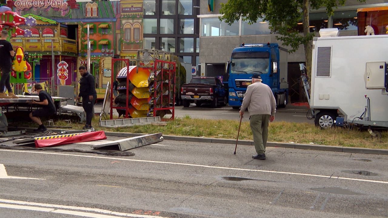 De Britse kermisjournalist onderweg naar zijn nieuwste 'scoop' (Foto: Jan Waalen.))