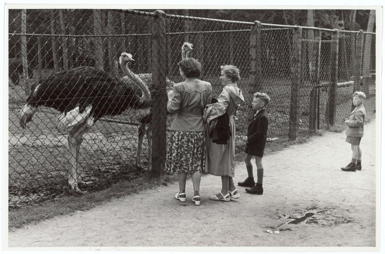 Bezoekers begin jaren vijftig (foto: Adriaan van Beurden/ Regionaal Archief Tilburg).