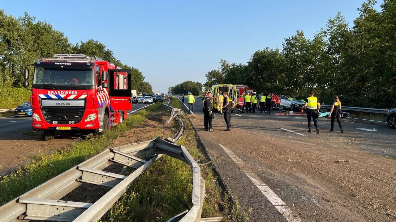 De A2 richting Maastricht is afgesloten, het verkeer wordt omgeleid (foto: Rico Vogels / Persbureau Heitink).