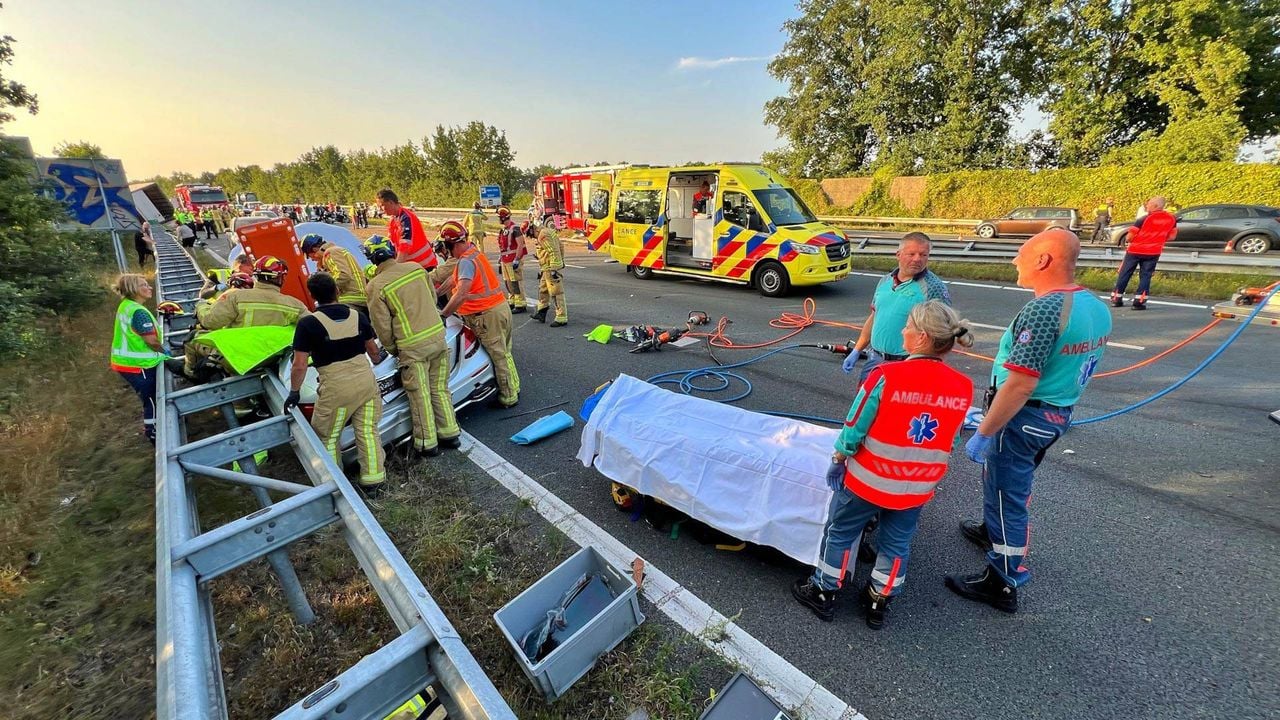 Hulpdiensten helpen de slachtoffers uit verschillende voertuigen (foto: Rico Vogels / Persbureau Heitink).