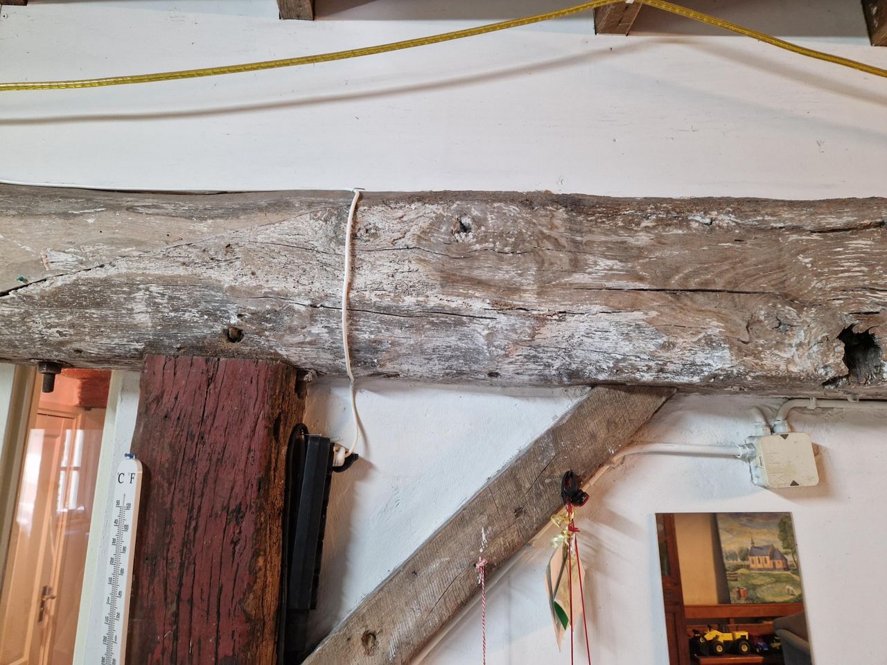 Een van de vele balken die komen uit de oorspronkelijke boerderij (foto: Henk van Ingen/Omroep Brabant).