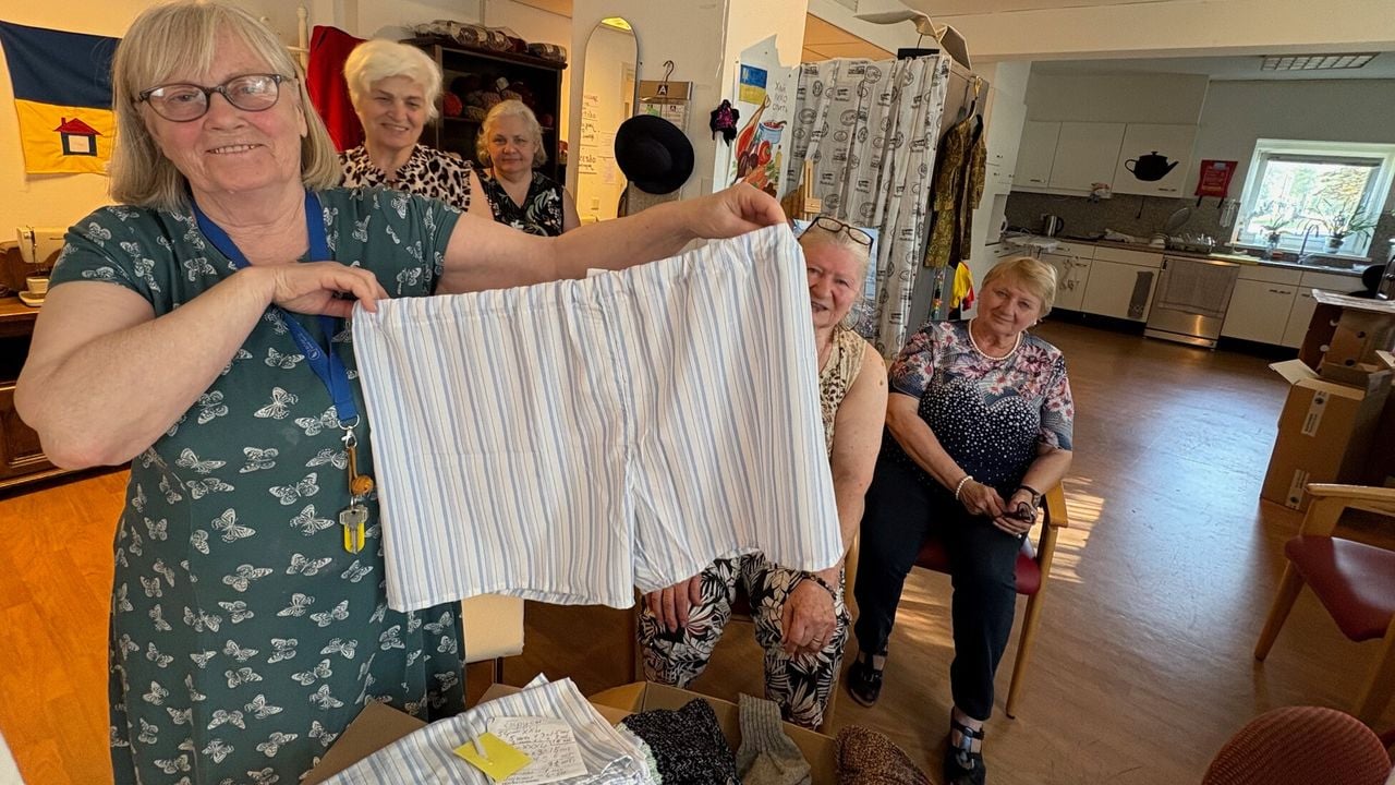 Alla Korovjanska laat een zelfgemaakte onderbroek zien die bestemd is voor een gewonde Oekraïense soldaat (foto: Floor Foole).