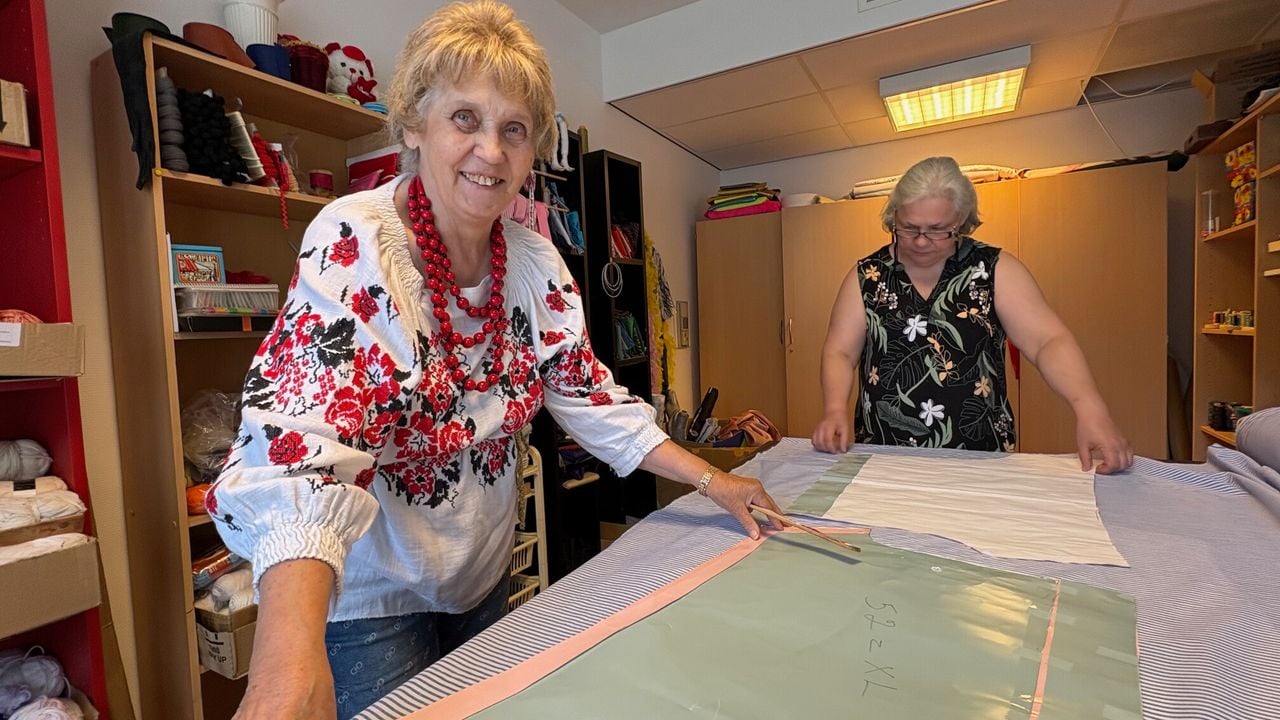 Zinaida Bardakova knipt het patroon uit voor ondergoed voor soldaten in Oekraïne die in het ziekenhuis zijn beland (foto: Floor Foole).