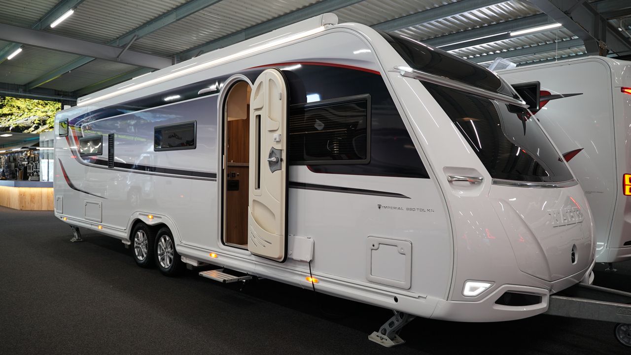 De caravan is meer dan tien meter lang (foto: Rochelle Moes).