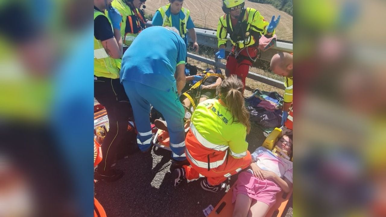 Het gezin wordt op de snelweg behandeld (foto: Bart Knapen).