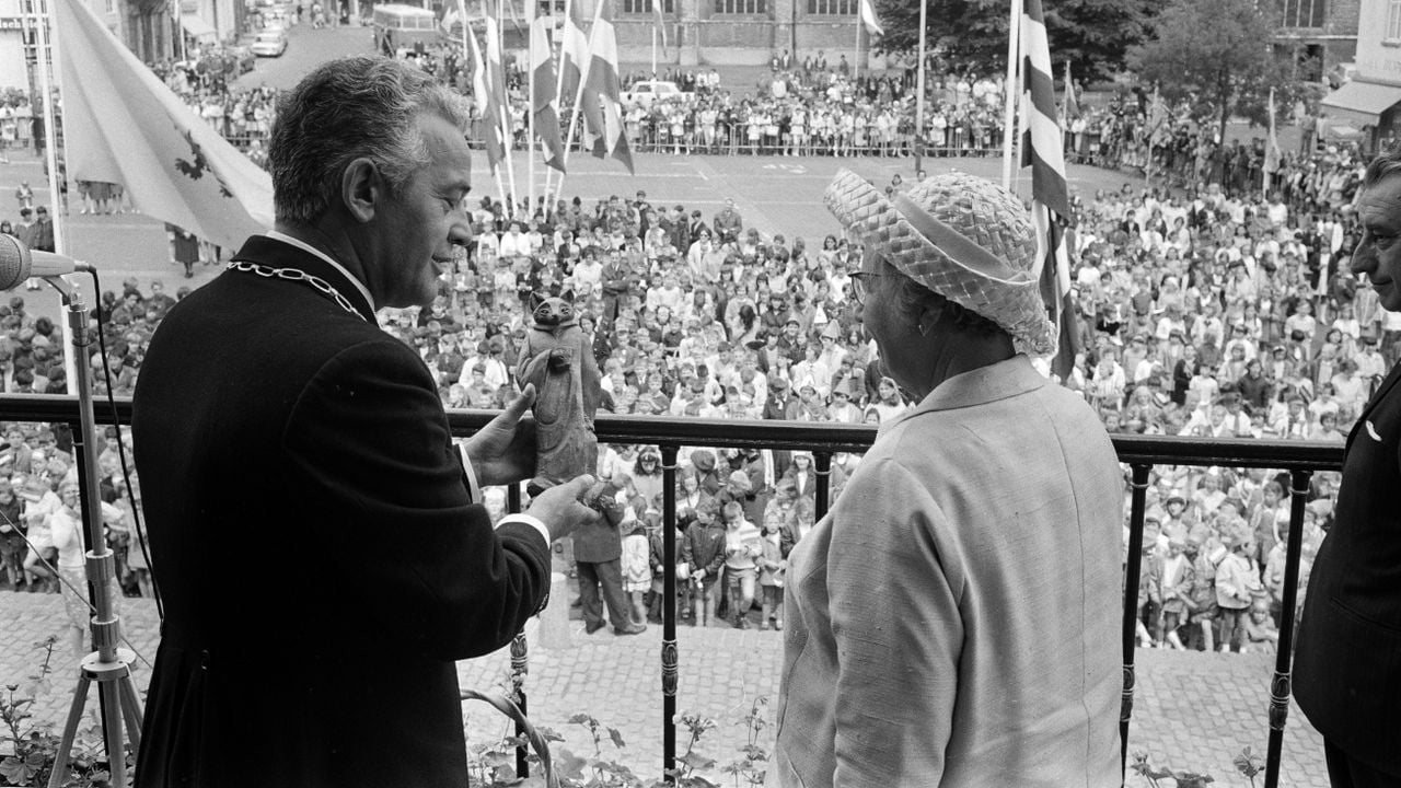 Peter Molthoff in 1968 als burgemeester in het Zeeuwse Hulst samen met koningin Juliana (foto: ANP). 