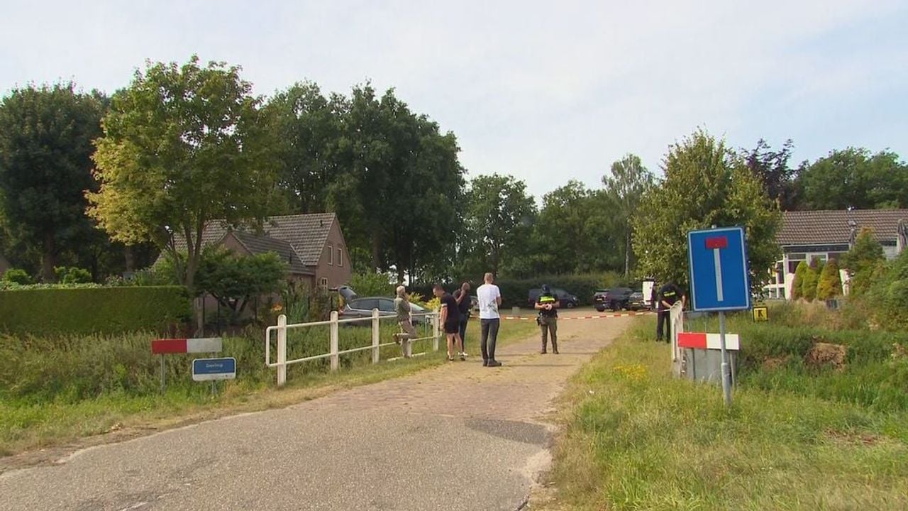 Een arrestatieteam vond wapens en munitie in het anti-kraakpand (foto:Harrie Grijseels / Persbureau Heitink)