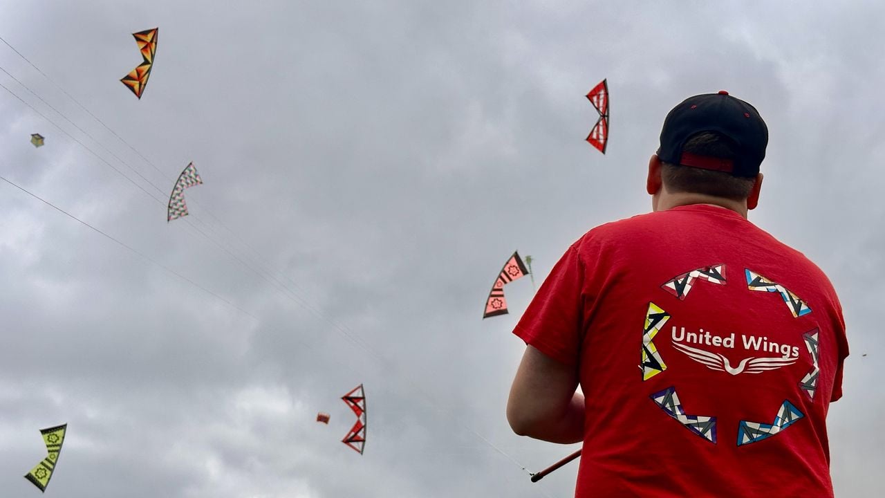 Twan Aarts bestuurt zijn vlieger tijdens het formatie vliegeren (foto: Jan Peels).