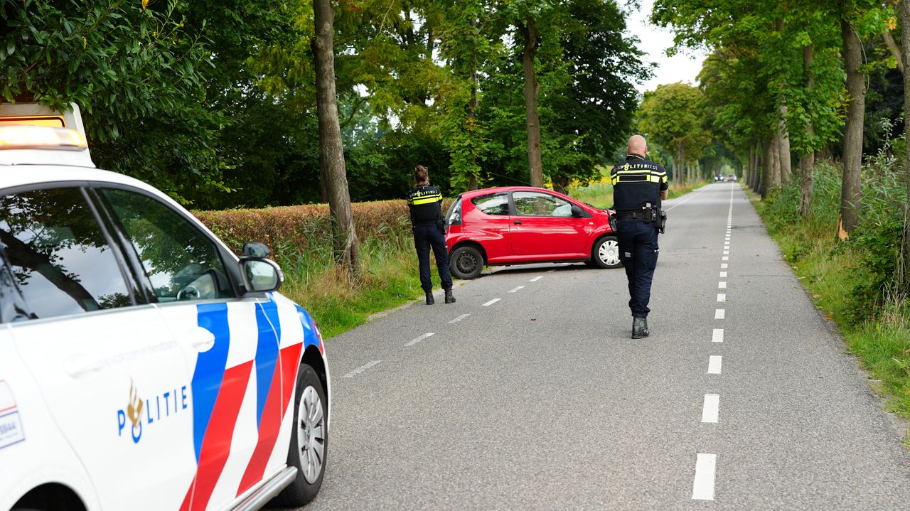 Aan de rechterkant staat de boom die geraakt werd (foto: Persbureau Heitink)