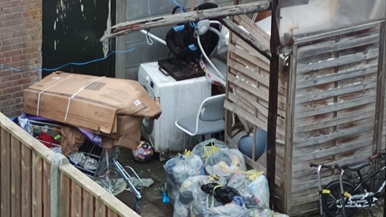 In sommige tuinen stapelt het vuil zich op (privéfoto).