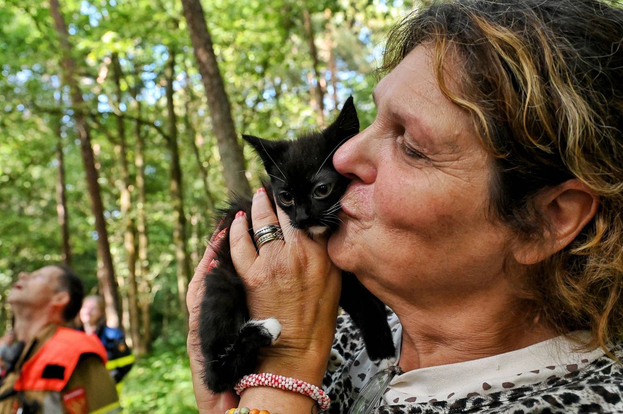 Joselin samen met een van de katjes (foto: Toby de Kort / Persbureau Heitink).