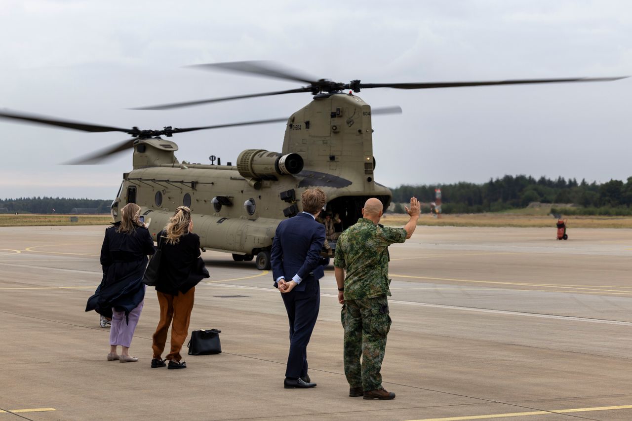 De helikopters werden door onder anderen Minister Ruben Brekelmans van Defensie (tweede van rechts) uitgezwaaid (foto: Ministerie van Defensie).