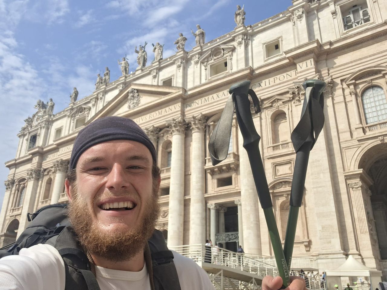 Een selfie met zijn eindbestemming: de Sint-Pietersbasiliek (foto: Jack Schoneveld). 