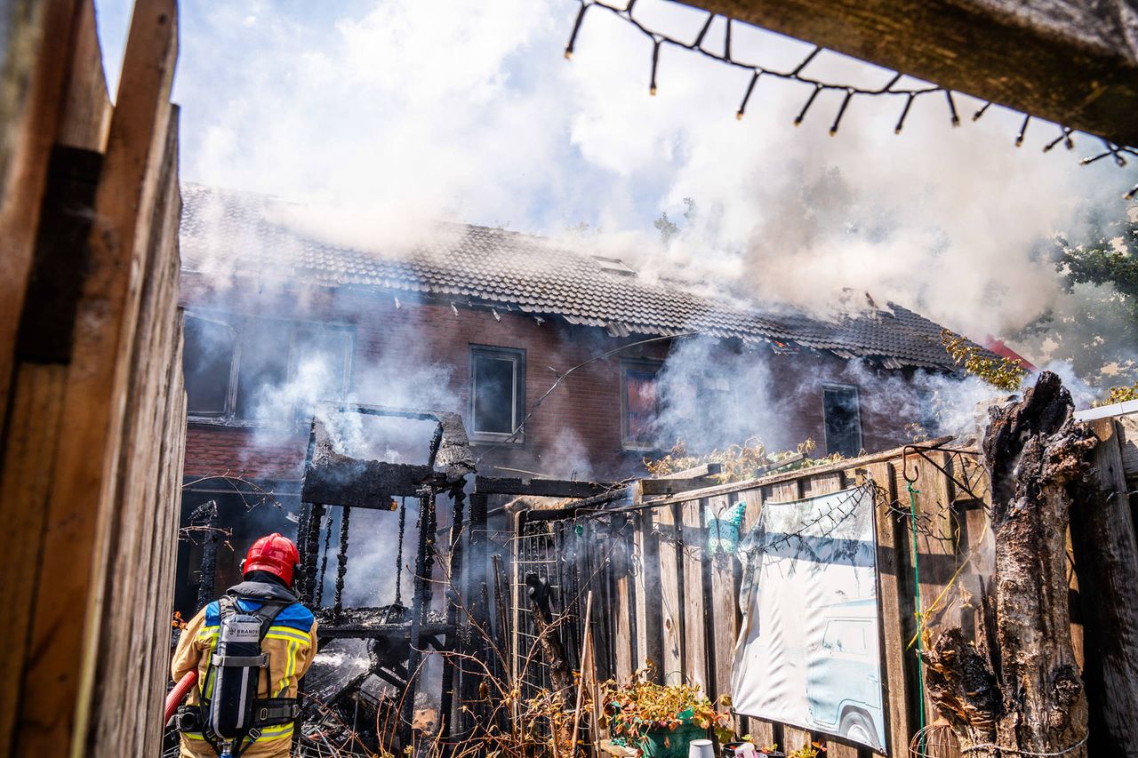 Van de tuinen in het huizenblok is weinig meer over (foto: Dave Hendriks/Persbureau Heitink). 