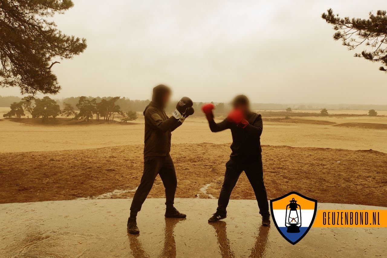 Leden van de Geuzenbond trainen in de Drunense Duinen (foto: Telegram).