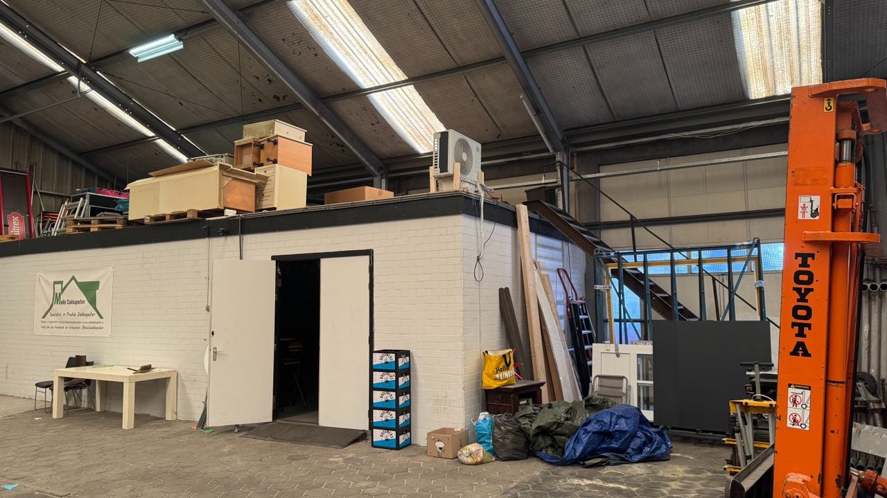 Op het dak van zijn kantoor zijn twee airco's weggehaald door de politie (foto: Omroep Brabant).