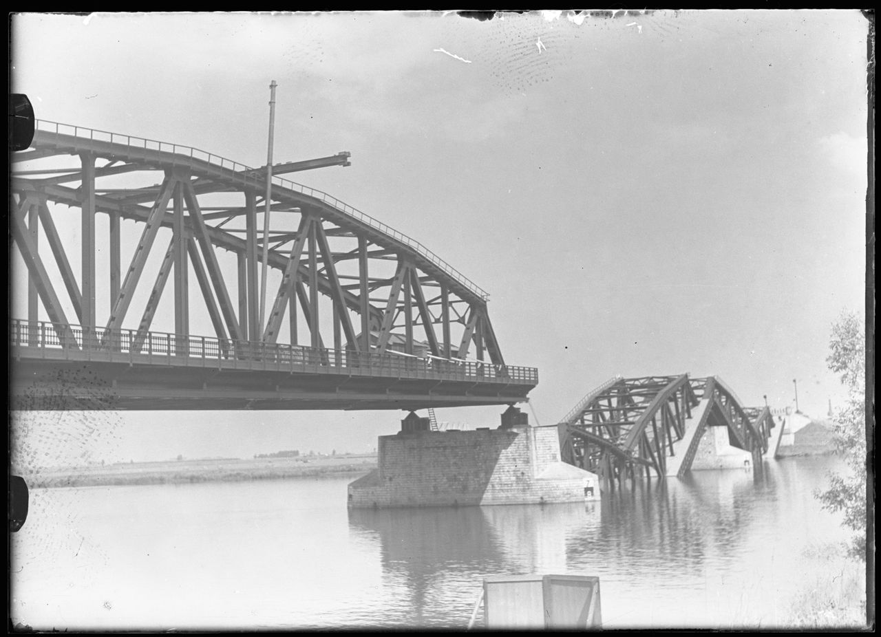 Tijdens de Tweede Wereldoorlog werd de brug bij Keizersveer opgeblazen door het Nederlandse leger (foto:  Fotopersbureau Het Zuiden/ Regionaal Archief Tilburg).