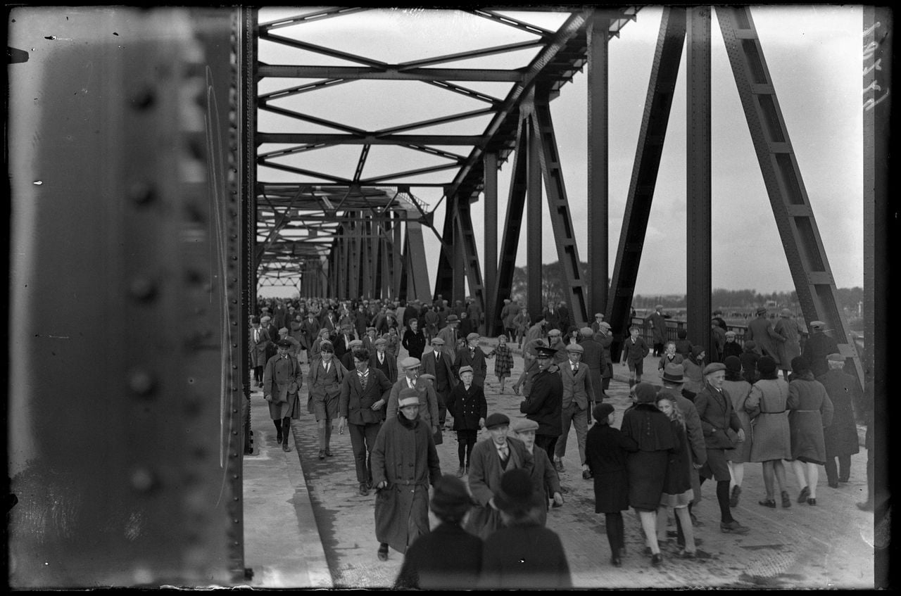 Tijdens de opening van de brug wandelen mensen massaal van de ene naar de andere kant (foto: Fotopersbureau Het Zuiden/Regionaal Archief Tilburg).