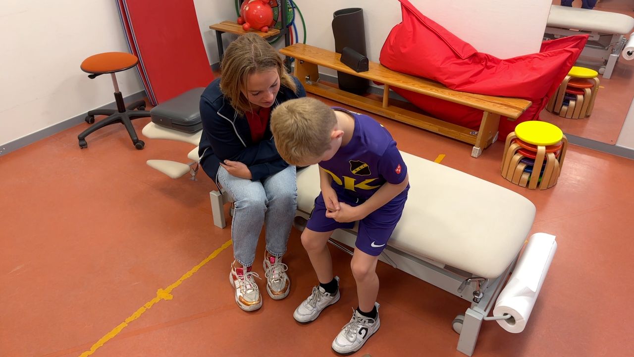 Mike doet oefeningen om zijn beenspieren sterker te maken (foto: Ronald Sträter).