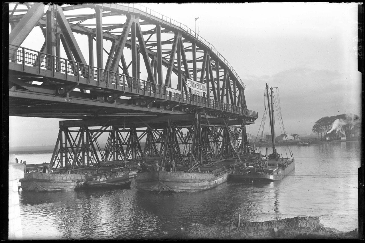 De brugdelen worden met boten naar hun plek gevaren  (foto: Fotopersbureau Het Zuiden/Regionaal Archief Tilburg).