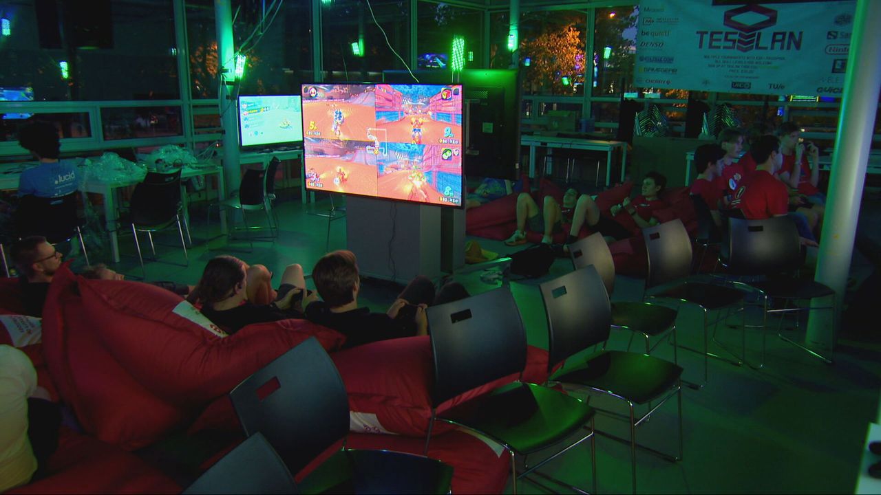 Aanstaande studenten spelen een potje Mario Kart (foto: Omroep Brabant).