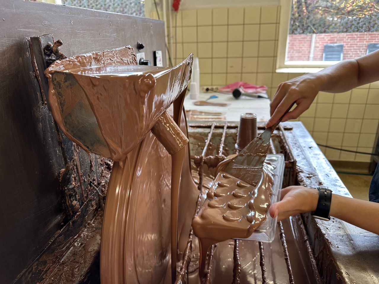 Het maken van chocolade (foto: Bridget Spoor).