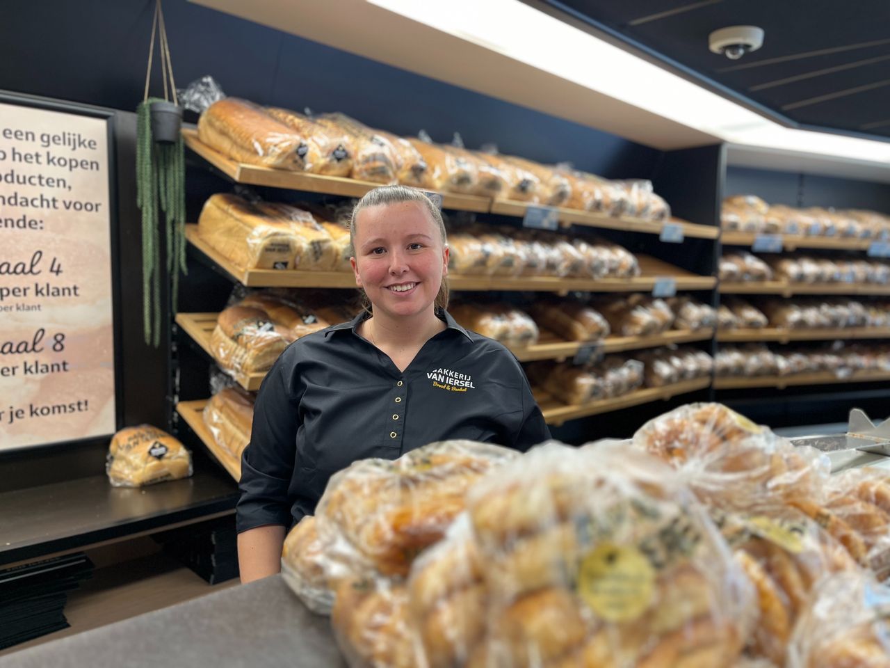 Fleur Vesseur achter de toonbank van de tweedekans bakkerij (foto: Omroep Brabant).