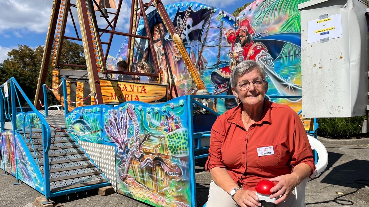 Vrijwillige Rianne bewaakt het schommelschip. (foto: Floortje Steigenga)