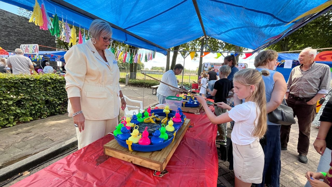 Vrijwilliger Jeanny zorgt ervoor dat alle eendjes zwemmen in het water (foto: Floortje Steigenga).